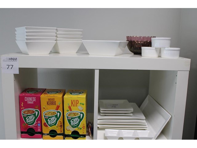 Diverse keuken gerelateerde producten w.o. borden, schaaltjes, bestek en pannen. in vakkenkast. - afbeelding 3 van  4