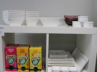 Diverse keuken gerelateerde producten w.o. borden, schaaltjes, bestek en pannen. in vakkenkast. - afbeelding 3 van  4