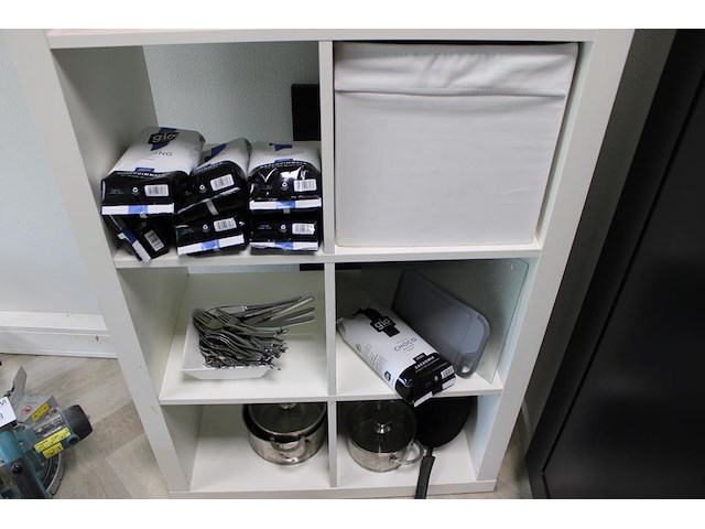 Diverse keuken gerelateerde producten w.o. borden, schaaltjes, bestek en pannen. in vakkenkast. - afbeelding 4 van  4