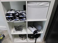 Diverse keuken gerelateerde producten w.o. borden, schaaltjes, bestek en pannen. in vakkenkast. - afbeelding 4 van  4