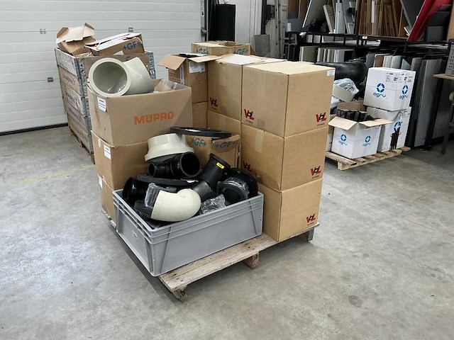 Diverse knieën, kogelkranen, moffen en flenzen - afbeelding 1 van  8