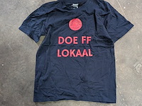 Diverse (koel)tassen en kleding in rolcontainer - afbeelding 2 van  15