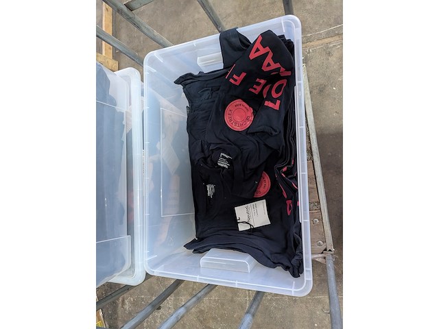 Diverse (koel)tassen en kleding in rolcontainer - afbeelding 3 van  15