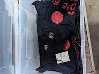 Diverse (koel)tassen en kleding in rolcontainer - afbeelding 3 van  15