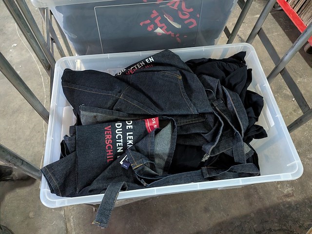 Diverse (koel)tassen en kleding in rolcontainer - afbeelding 5 van  15