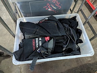 Diverse (koel)tassen en kleding in rolcontainer - afbeelding 5 van  15