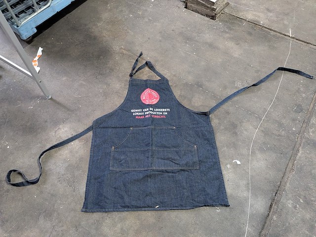 Diverse (koel)tassen en kleding in rolcontainer - afbeelding 6 van  15