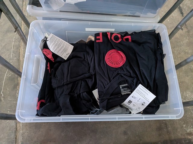 Diverse (koel)tassen en kleding in rolcontainer - afbeelding 7 van  15