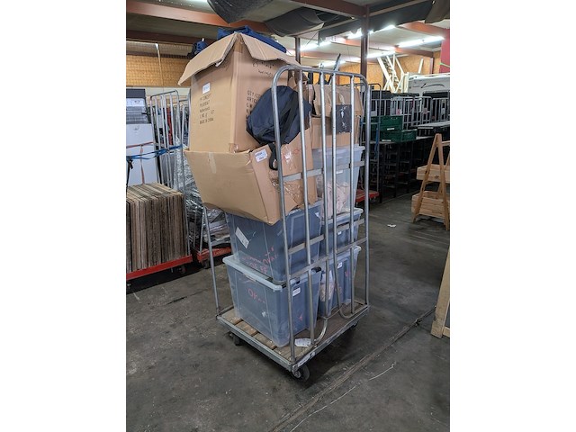 Diverse (koel)tassen en kleding in rolcontainer - afbeelding 1 van  15