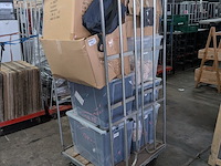 Diverse (koel)tassen en kleding in rolcontainer - afbeelding 1 van  15