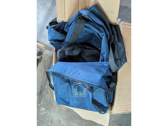 Diverse (koel)tassen en kleding in rolcontainer - afbeelding 8 van  15