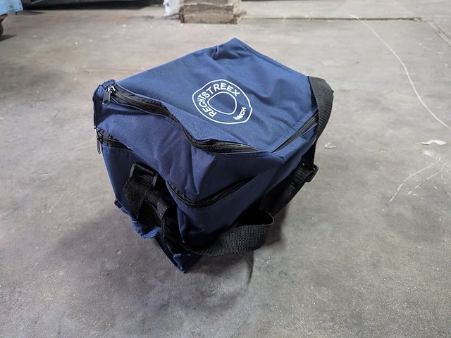 Diverse (koel)tassen en kleding in rolcontainer - afbeelding 9 van  15