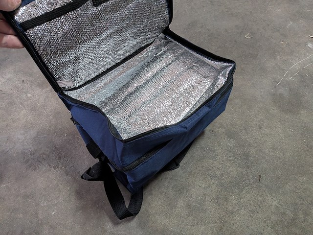 Diverse (koel)tassen en kleding in rolcontainer - afbeelding 10 van  15