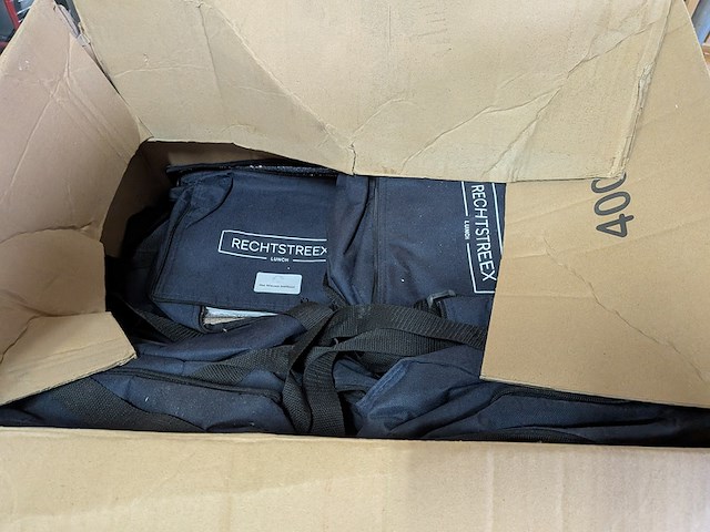 Diverse (koel)tassen en kleding in rolcontainer - afbeelding 11 van  15