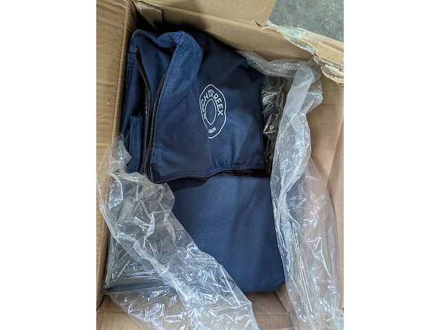 Diverse (koel)tassen en kleding in rolcontainer - afbeelding 12 van  15