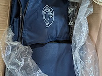 Diverse (koel)tassen en kleding in rolcontainer - afbeelding 12 van  15