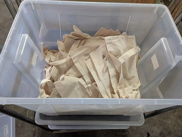 Diverse (koel)tassen en kleding in rolcontainer - afbeelding 13 van  15