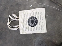 Diverse (koel)tassen en kleding in rolcontainer - afbeelding 14 van  15