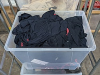 Diverse (koel)tassen en kleding in rolcontainer - afbeelding 15 van  15