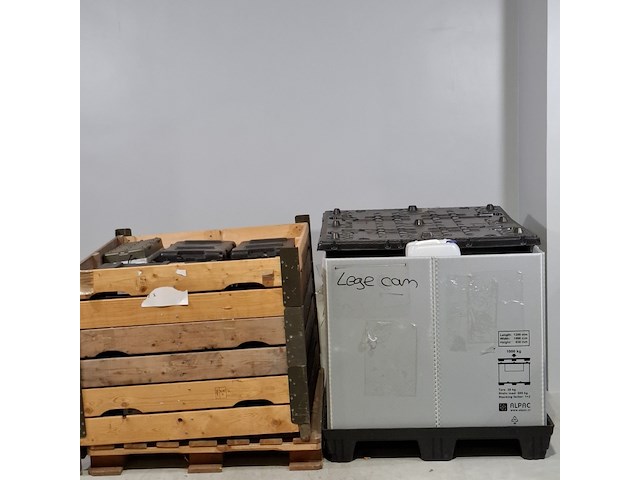 Diverse koffers en jerrycans - afbeelding 1 van  6