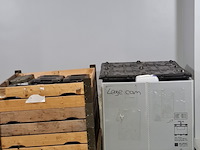 Diverse koffers en jerrycans