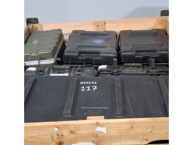 Diverse koffers en jerrycans - afbeelding 2 van  6