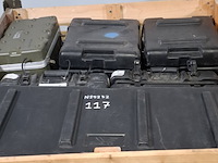 Diverse koffers en jerrycans - afbeelding 2 van  6