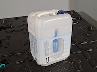 Diverse koffers en jerrycans - afbeelding 4 van  6