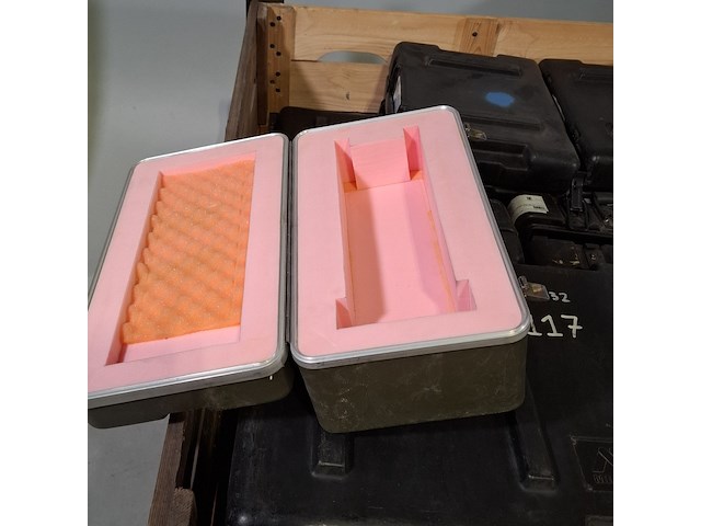 Diverse koffers en jerrycans - afbeelding 5 van  6