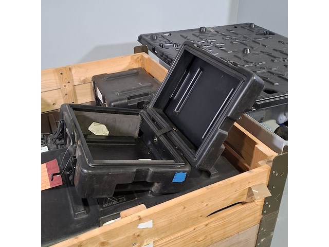 Diverse koffers en jerrycans - afbeelding 6 van  6