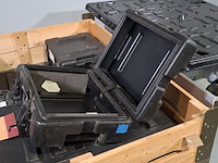 Diverse koffers en jerrycans - afbeelding 6 van  6