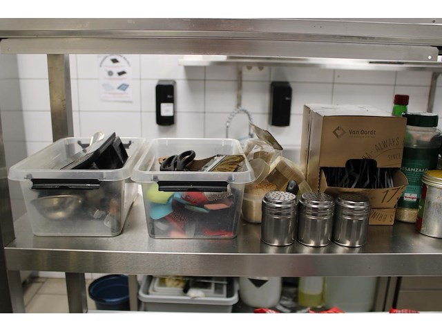 Diverse koksgereedschappen en specerijen op schap. - afbeelding 3 van  4