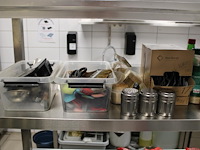 Diverse koksgereedschappen en specerijen op schap. - afbeelding 3 van  4
