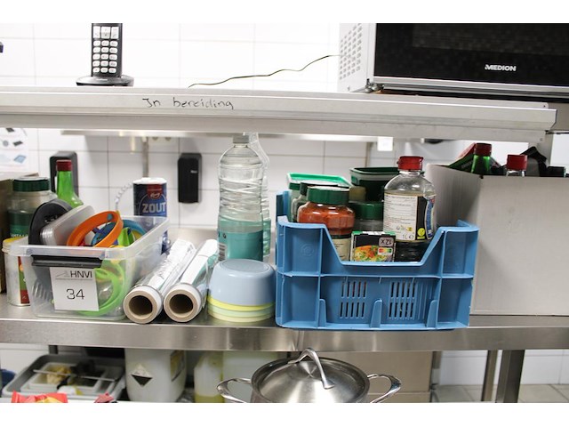 Diverse koksgereedschappen en specerijen op schap. - afbeelding 4 van  4
