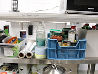 Diverse koksgereedschappen en specerijen op schap. - afbeelding 4 van  4