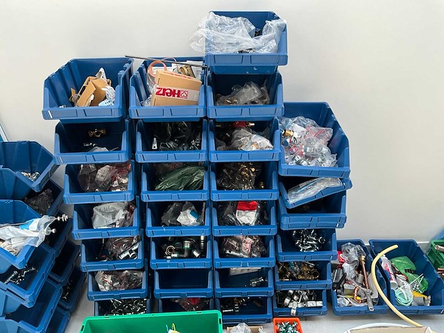 Diverse koppelingen, cv materialen en magazijnbakken - afbeelding 10 van  14
