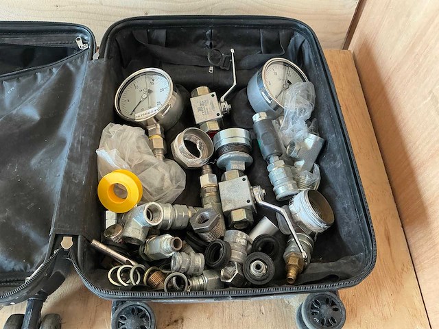 Diverse koppelingen en manometers - afbeelding 2 van  5