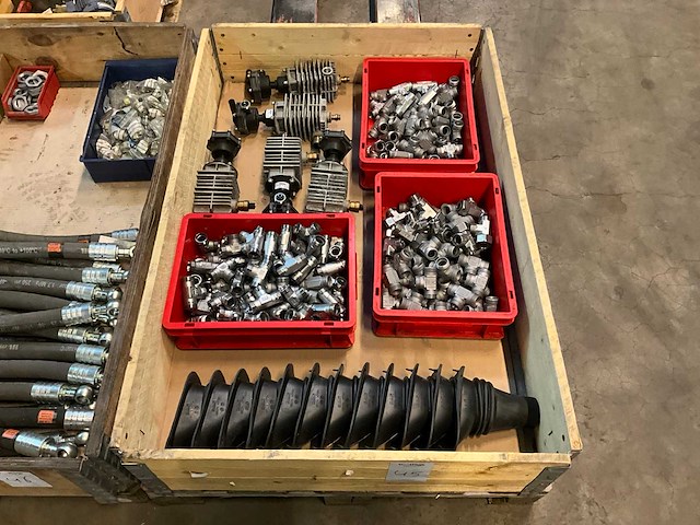 Diverse koppelingen en onderdelen - afbeelding 1 van  7