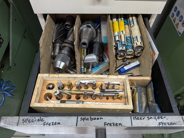Diverse koppen en boren t.b.v. freesbank - afbeelding 1 van  10