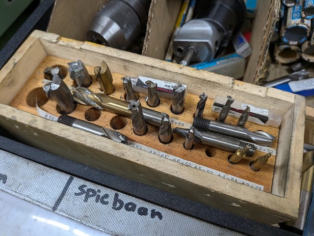 Diverse koppen en boren t.b.v. freesbank - afbeelding 6 van  10