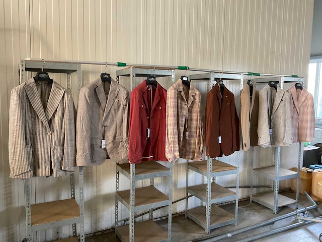 Diverse kostuums en kleding - afbeelding 1 van  9