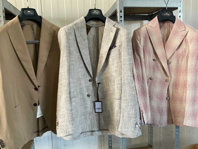 Diverse kostuums en kleding - afbeelding 4 van  9