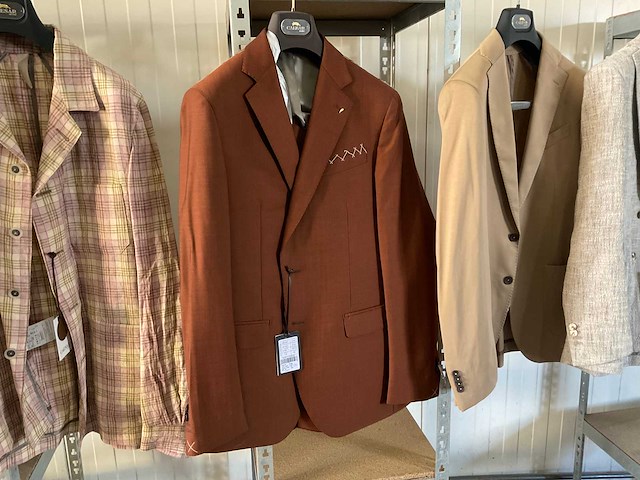 Diverse kostuums en kleding - afbeelding 6 van  9