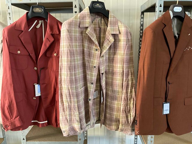 Diverse kostuums en kleding - afbeelding 7 van  9