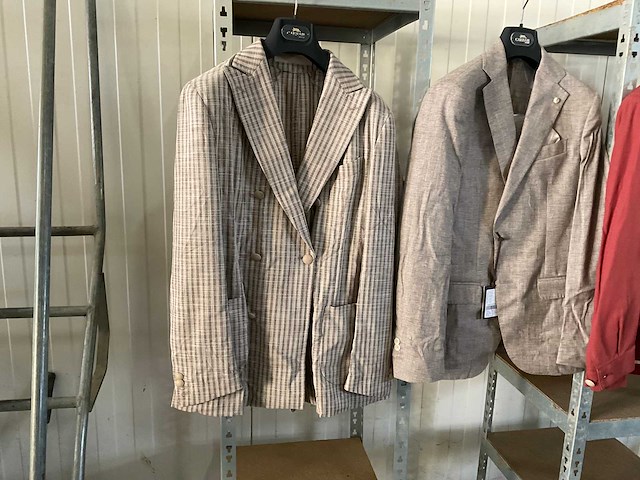 Diverse kostuums en kleding - afbeelding 9 van  9