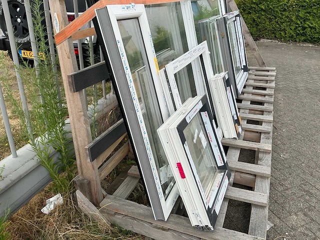 Diverse kozijnen met glas (7x) - afbeelding 1 van  12