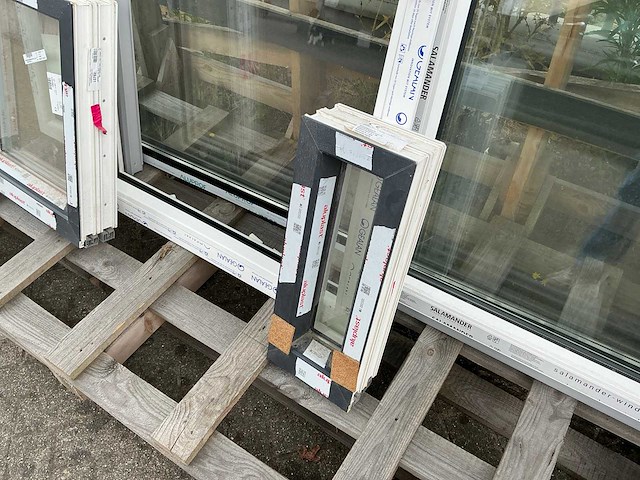 Diverse kozijnen met glas (7x) - afbeelding 10 van  12