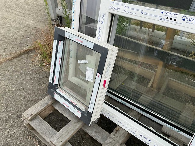 Diverse kozijnen met glas (7x) - afbeelding 11 van  12