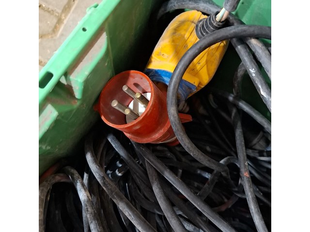 Diverse krachtstoom en stroomkabel in speciekuip - afbeelding 2 van  7