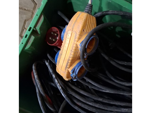 Diverse krachtstoom en stroomkabel in speciekuip - afbeelding 3 van  7